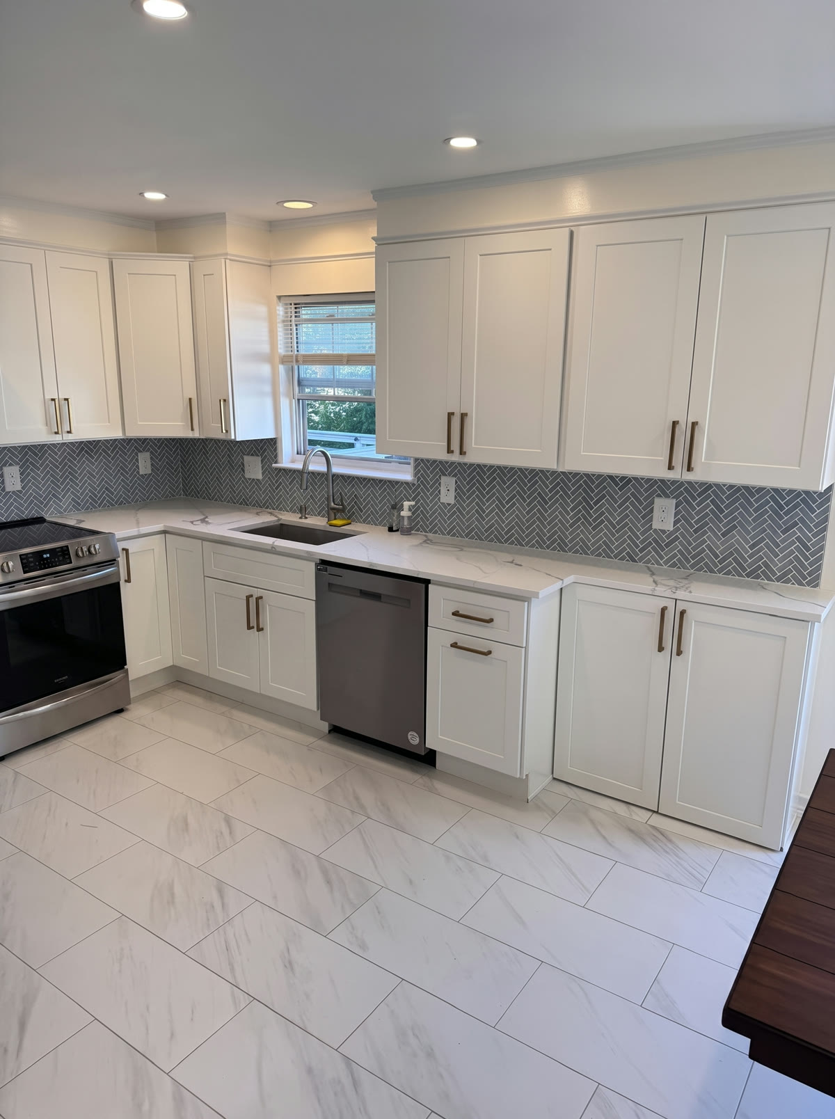 Finished white shaker kitchen with herringbone backsplash